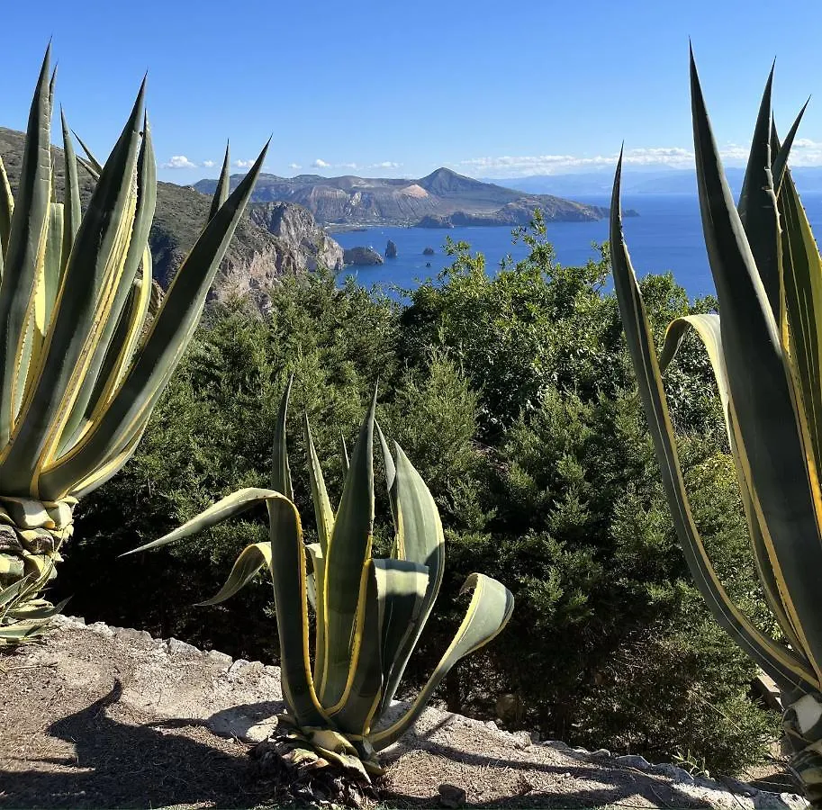 Дом отдыха Case Quattrocchi - Giardino E Terrazzi Con Vista Panoramica Sul Mare, Etna E Vulcano Липари