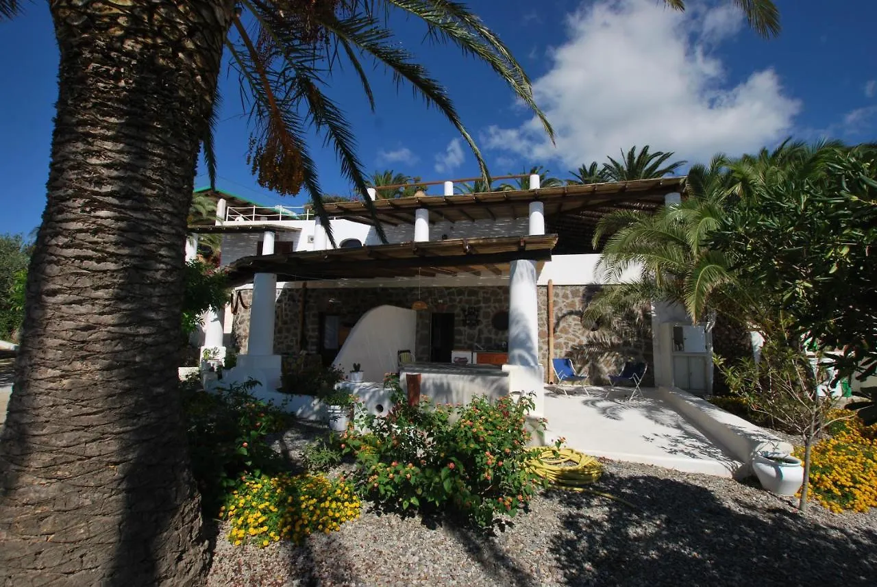 Case Quattrocchi - Giardino E Terrazzi Con Vista Panoramica Sul Mare, Etna E Vulcano Липари Дом отдыха